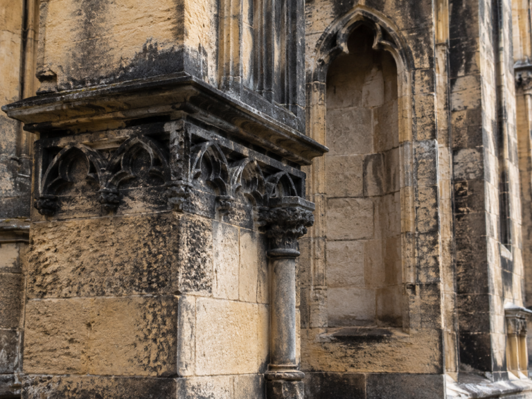 Schwarze Ablagerungen auf historischem Naturstein