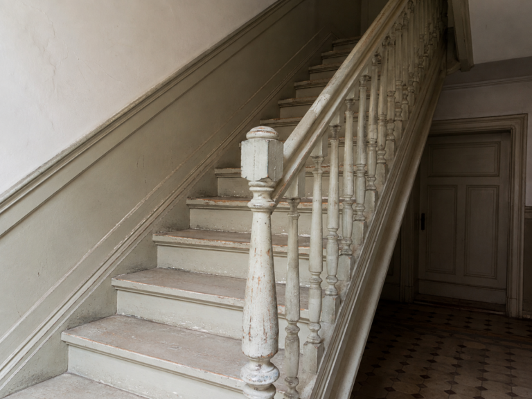 Treppe mi Geländer im Altbau